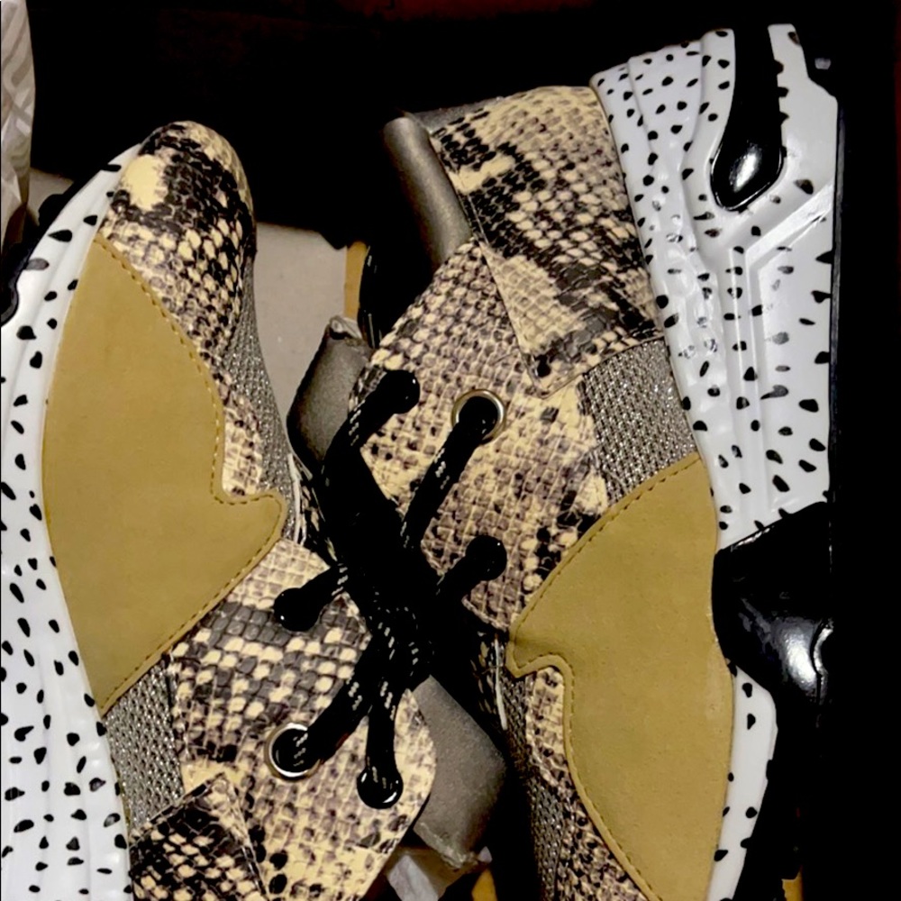Steve Madden Snake Skin Silver Taupe Tennis Shoes 7.5